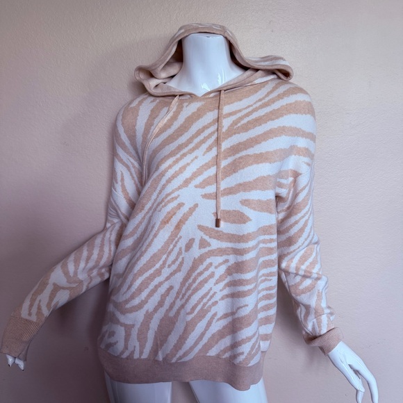 Chico’s Women's Beige Zebra Print 2PC Cashmere Blend Set - Picture 2 of 11